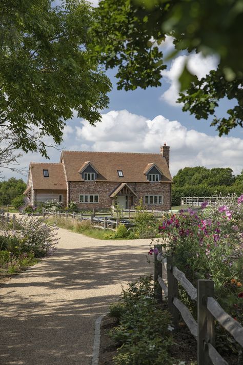 Country Cottage Outside, Country Home Designs Exterior, Houses In Countryside, Cute Countryside House, English Houses Country, Farmhouse Uk Exterior, Countryside Modern House, House Exterior Countryside, Uk Modern Farmhouse