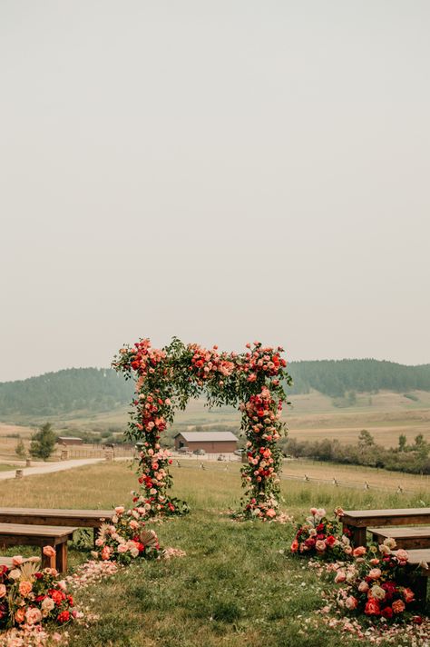 Wedding Theme Ideas Country, Intimate Ranch Wedding, Wedding Ranch Ideas, Wedding Country Decorations, Wedding Ideas In A Field, Wedding Ideas Field, Farm Wedding Alter, Country Style Wedding Flowers, June Farm Wedding