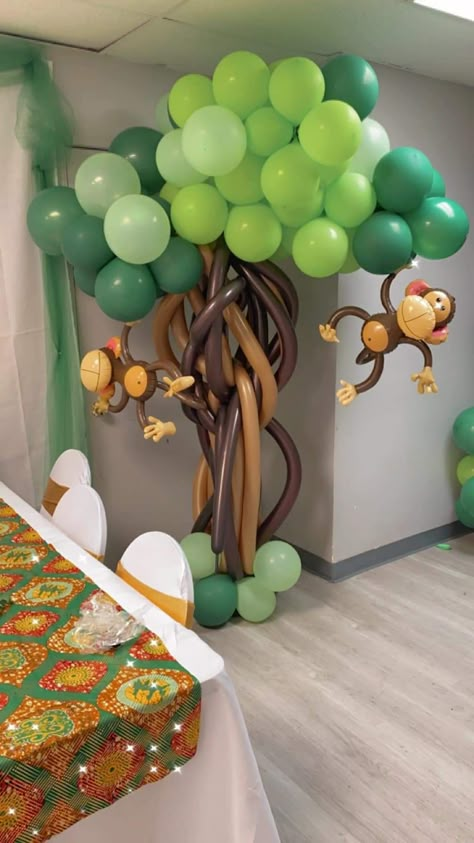 Safari Balloon Decorations Jungle Theme, Safari Ballons Decor, Jungle Theme Balloon Arch, Jungle Birthday Centerpieces, Zoo Animal Party Ideas, Jungle Balloon Decorations, Animal Theme Decorations, Balloon Tree Centerpiece, Jungle Bday Party Ideas