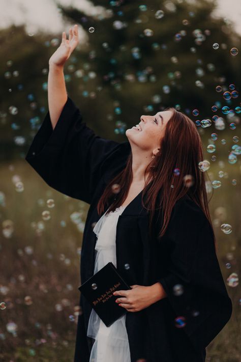 Graduate Pictures Senior Year, Graduation Pictures With Bubbles, College Graduation Pictures Outdoors, Graduation Poses Photo Shoots Outdoor, Props For Graduation Pictures, Rainy Graduation Pictures, Night Time Graduation Photos, Graduation Photoshoot Outdoor, Senior Graduation Pictures High Schools