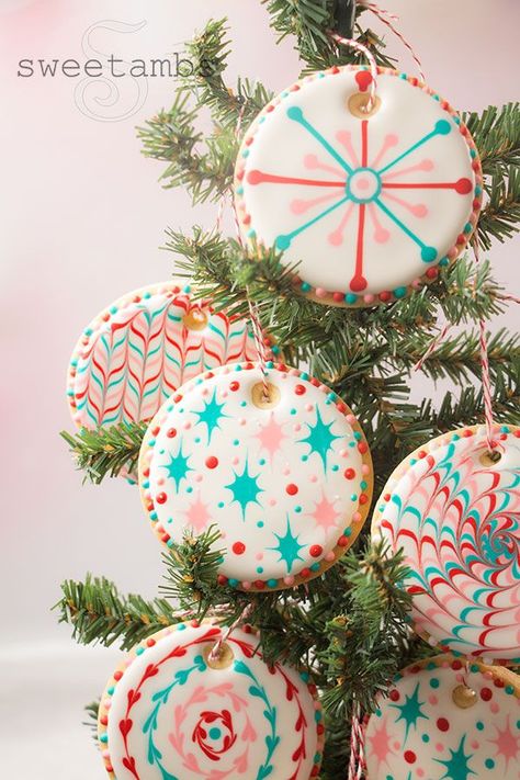 Christmas cookie ornaments are a great way to decorate the tree! You don’t even have to do anything special to preserve these cookies for the holidays. Watch the video tutorial below! Decorating Round Christmas Cookies, Round Sugar Cookie Christmas Designs, Ornament Cookie Decorating Ideas, Round Sugar Cookies Christmas, Christmas Cookie Ornaments Diy, Diy Cookie Ornaments, Cookie Ornaments Decorated, Sugar Cookie Ornaments, Ornament Sugar Cookies Decorating Ideas