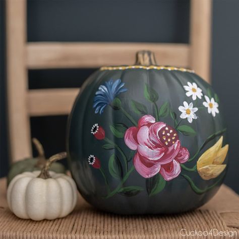 DIY easy folk art with flowers called Bauernmalerei Easy Folk Art, Paint A Pumpkin, Art With Flowers, Folk Art Flowers, Simple Craft, Pumpkin Painting, Macrame Wall Art, Folk Art Painting, Cat Diy