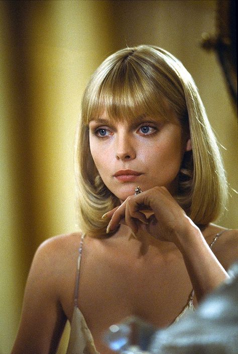 The 31 Most Iconic Movie Beauty Looks of All Time via @ByrdieBeauty Michelle Pfeiffer Scarface, Female Movie Characters, Famous Blondes, Blonde Movie, Iconic Movie Characters, Woman Movie, Michelle Pfeiffer, Popular People, New Haircuts