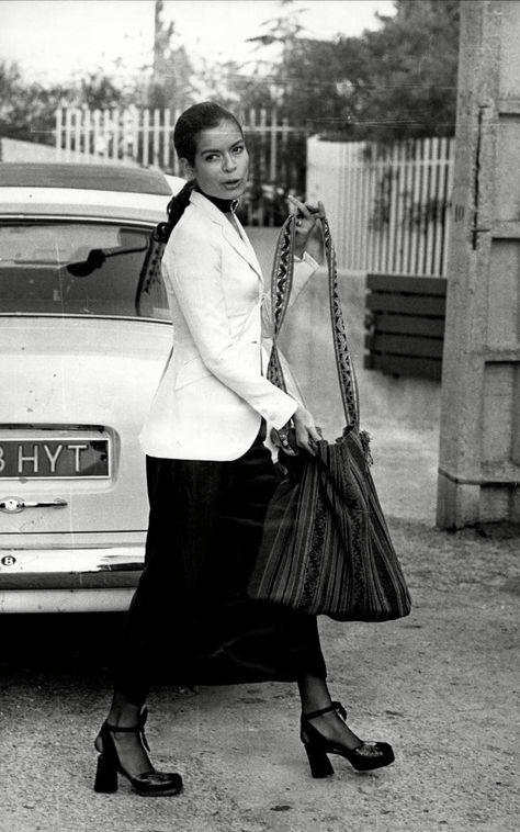 Bianca Jagger, 1971 Bianca Jagger Style, Bianca Jagger, Jane Birkin, Outfit Look, Vintage Glamour, 70s Fashion, Fashion History, Fall Trends, New Trends