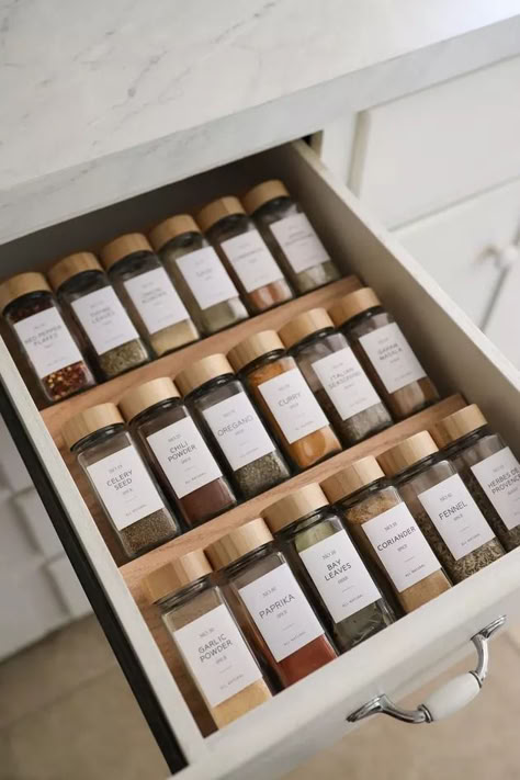 Cellar Organization Ideas, Kitchen Decor And Organization, Spice Jar Organization Storage Ideas, Kitchen Organization Minimalist, Aesthetic Spice Rack, Kitchen Accessories Ideas Decor, Glass Jar Organization, Kitchen Spices Storage Ideas, Spice Jars Ideas