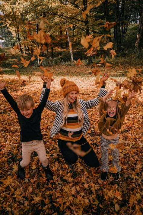 25 Creative Fall Photoshoot Ideas You'll Want To Try - Wonder Forest Batman Pumpkin, Fall Photoshoot Ideas, Fall Shoot, Amber Fillerup Clark, Amber Fillerup, Life Update, Barefoot Blonde, Photography Poses Family, Fall Family Pictures