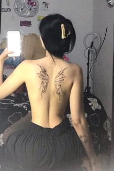 Tattoo For Back Woman, Start Tattoo Design, Body Piercing Ideas For Women, Under Chest Tattoos Female, Tato Idea, Pelvis Tattoos Women, Tattoo Ideas Black Women, But Tattoo, Back Of Neck Tattoos