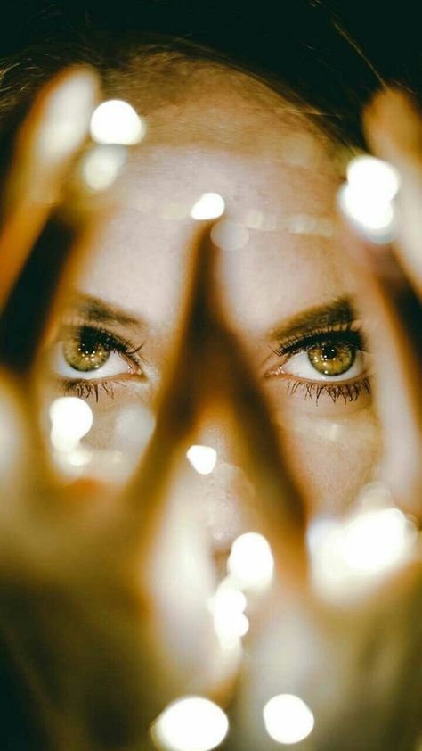 Tumblr Christmas, Fairy Light Photography, Light Shoot, Shotting Photo, Photographie Portrait Inspiration, Model Pose, Creative Portrait Photography, Photographie Inspo, Foto Tips