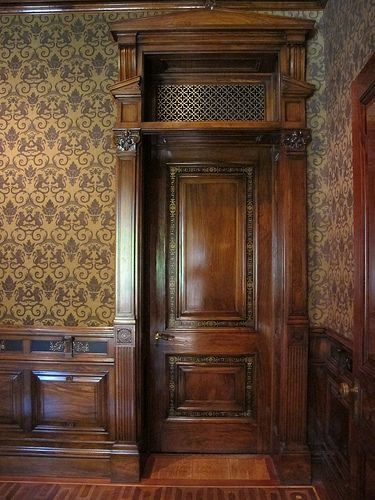 Victorian Interior Doors, Doorway Moulding, Victorian Style Interior, Victorian Woodwork, Museum Chicago, Brown Cottage, Pintu Interior, Kalay, Old House Interior