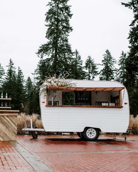 Wedding Day Program, Foodtrucks Ideas, Camper Bar, Caravan Bar, Mobile Cafe, Food Truck Wedding, Mobile Bars, Coin Bar, Mobile Coffee Shop