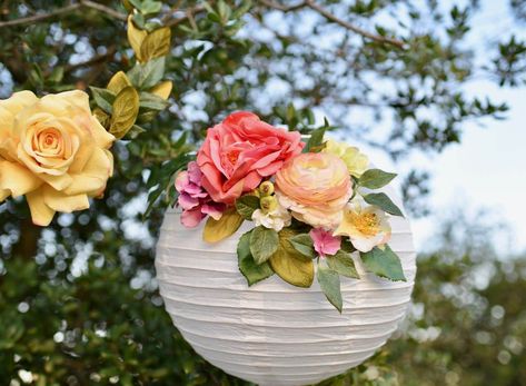 DIY floral paper lanterns tutorial. These are so beautiful and will last forever since they are made from silk flowers. Lantern Flowers, Tissue Paper Lanterns, Lantern Template, Paper Lanterns Wedding, Lantern Decor Wedding, Japanese Paper Lanterns, Tissue Paper Flowers Diy, Cheap Wedding Decorations, Paper Lanterns Diy