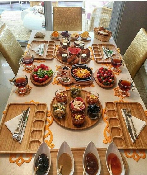 Breakfast Table Setting, Turkish Breakfast, Breakfast Platter, Party Food Platters, Bathroom Diy, Food Displays, Table Set Up, Food Table, Food Platters