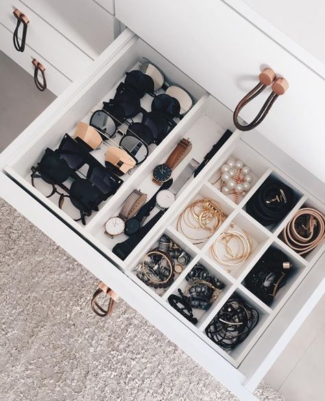 Simple Steps to Organize Your Closet – SheKnows Teenage Room Decor, Jewellery Organizer, Creative Closets, Closet Hacks, Decor Ikea, Ideas Para Organizar, Room Goals, غرفة ملابس, Closet Goals