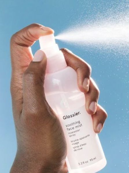 Glossier Soothing Face Mist, Refreshing rosewater spray, 4 fl oz, gentle and natural skin soother th Products Display, Products Packaging, Face Spray, Forehead Wrinkles, Beauty Tips For Face, Beauty Products Photography, Face Mist, Face Hydration, Beauty Essentials