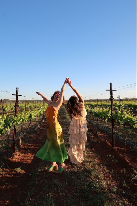 winery outfit inspo, vineyard outfit inspo, fredericksburg texas, fredericksburg outfit inspo Winery Friends Photoshoot, Birthday Winery Ideas, Vineyard Photoshoot Friends, Winery With Friends, Napa Valley Photoshoot, Winery Picture Ideas Friends, Napa Valley Picture Ideas, Winery Aesthetic Photos, Vineyard Picture Ideas