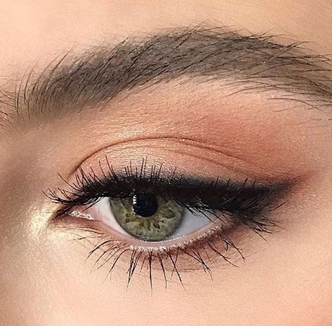 Permanente Make-up, Perfect Cat Eye, Eyeliner Tips, Eyeliner Styles, Smink Inspiration, Cat Eye Makeup, Best Eyeliner, Hooded Eye Makeup, Makijaż Smokey Eye