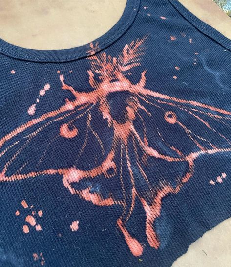 ✨🦋 OOAK CROP TOP AUCTION 🦋✨ this one’s for the teenies (or anyone who loves a little more skin in the summer) one of a kind size S unisex crop top, 100% cotton, hand bleached and pressed so it’s fully machine washable 🫧 luna moth guardian with a starburst on the back for ultimate illumination however you style it 🌞 this one is def an eye catcher ~ . SOLD. thank you everyone for the love so far, many more to come in MANY more sizes!! stay tuned!! 🦋🦋🦋 . . . . . . . #ooak #ootd #handmade #bleach... Moth Bleach Design, Painting With Bleach, Many More To Come, Luna Moth, More To Come, Upcycle Clothes, An Eye, Top 100, Stay Tuned