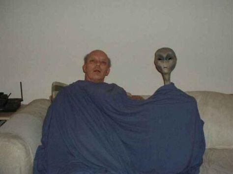 What would you do if you saw your dad and this thing in a blanket watching tv in the living room at night? Image Meme, Mia 3, What’s Going On, Funny Posts, Reaction Pictures, Mood Pics, Dankest Memes, Dumb And Dumber, I Laughed