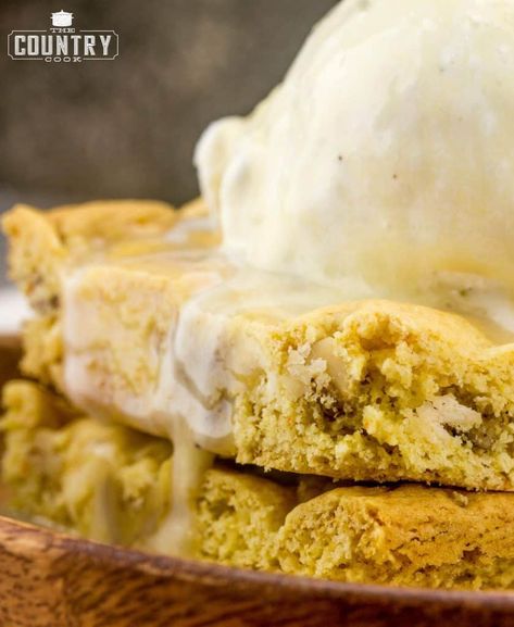 yellow cake mix blondies with white chocolate chips and maple butter sauce Creative Brownies, Cake Mix Blondies, Maple Butter Sauce, Walnut Blondies, Butter Pecan Cake, Maple Butter, Blondies Recipe, Pecan Cake, Delicious Brownies