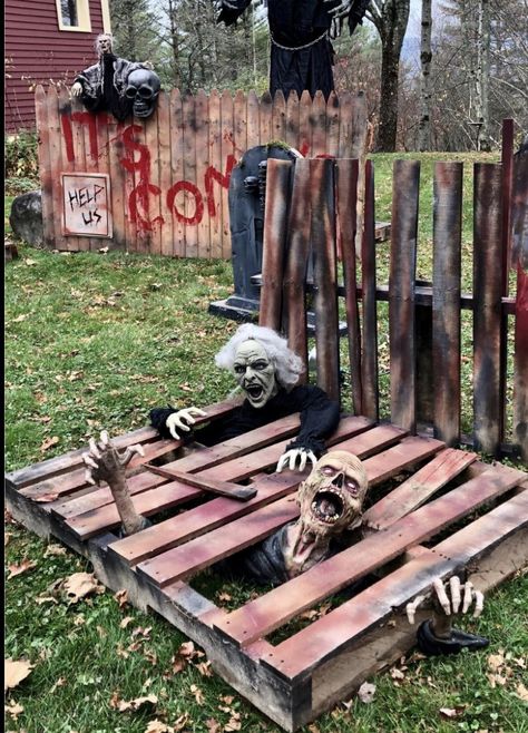 Halloween Decorations Diy Outdoor Scary, Skeleton Haunted House Ideas, Pallet Haunted House Ideas, Haunted Trails Ideas, Halloween Diy Props Scary, Diy Halloween Trail Ideas, Scary House Ideas, Spooky Trail Ideas, Scary Halloween Outdoor Decorations