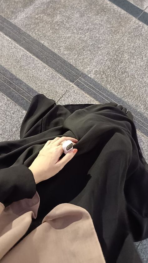 Aesthetic Niqab, Simple Outfits Hijab, Ootd Syari, Bff Hands Aesthetic, Qur'an Photography, Modest Fashion Hijab, Muslim Girl, Perfect Skin Care Routine, Hijabi Aesthetic