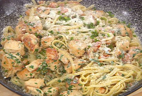 Bayou Chicken Pasta Recipe Emeril Lagasse - This is restaurant quality and ridiculously good.  It has a nice kick but the creamy sauce balances it out. Emeril Recipes, Emeril Lagasse Recipes, Pasta With Chicken, Pasta Casera, Emeril Lagasse, Chicken Pasta Recipes, Chicken Pasta, Yum Yum Chicken, Food Network