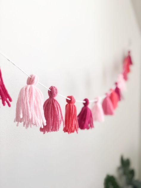 Valentine Garland Ideas Easy Diy, Yarn Birthday Decorations, Macrame Party Decor, Valentines Yarn Crafts, Diy Yarn Tassel Garland, How To Make Yarn Tassels, How To Make Tassels With Yarn, Make A Tassel With Yarn, Yarn Garland Diy