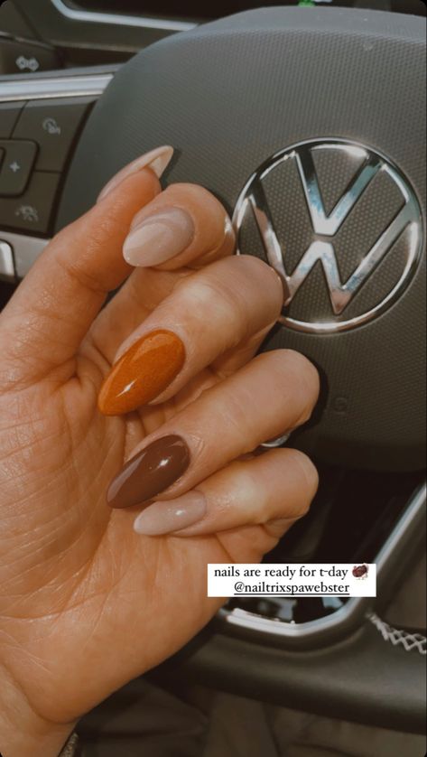 Sns Nails Almond Shape Fall, Trendy Fall Nails Almond Shape, Thanksgiving Nails Fall Almond, Fall Nail Designs Almond Shape Brown, Nails Fall Almond Shape, Dip Thanksgiving Nails, Easy Fall Nails Solid Colors, Fall Nail Designs Thanksgiving, Pumpkin Patch Nail Ideas