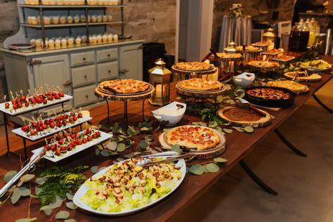 Wedding Dinner Ideas, Themed Wedding Reception, Pizza Wedding, Pizza Catering, Pizza Buffet, Wedding Food Ideas, Wedding Buffet Food, Butterfly Pavilion, Mexican Themed Weddings