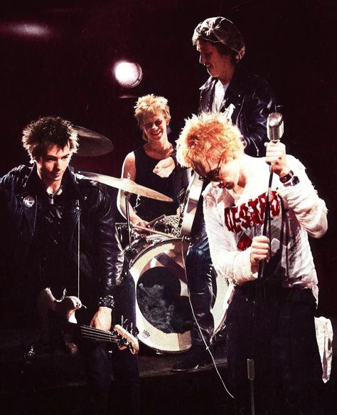 Sid Vicious Nancy, Punks 70s, Chica Punk, Steve Jones, 70s Punk, British Punk, Johnny Rotten, Sid Vicious, Punk Aesthetic