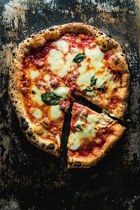 Pizza Margherita (Tomato, Basil, and Mozzarella Pizza) Tomato Basil And Mozzarella, Neapolitanische Pizza, Resep Pizza, Mozzarella Pizza, Pizza Fatta In Casa, Pizza Logo, Pizza Margherita, Pizza Recipes Homemade, Munnar