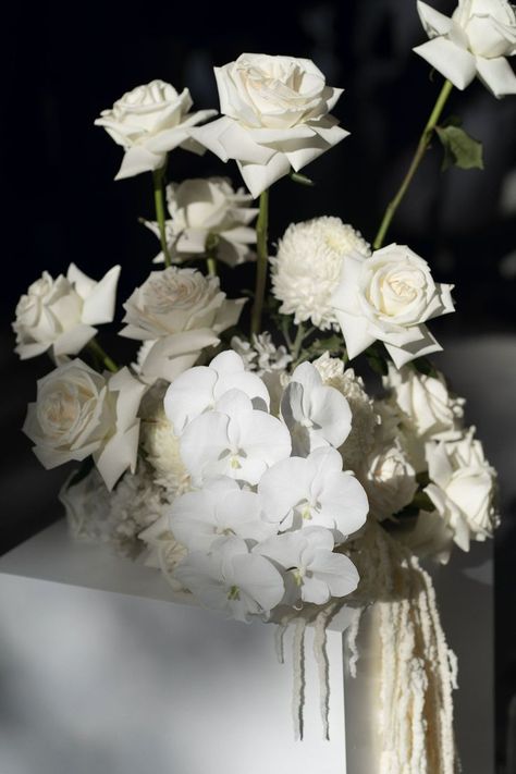 Orchid Wedding Theme, Orchid Centerpieces Wedding, White Rose Centerpieces, Flowers Wedding Ceremony, White Orchids Wedding, Modern Floral Arrangements, Neutral Wedding Flowers, White Floral Arrangements, White Flower Arrangements