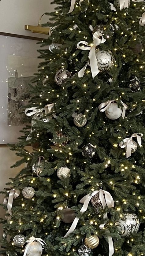 White Christmas Tree Themes Colors, Christmas Tree Inspo 2024, Christmas Tree Inspo, Christmas Tree White, Lights For Christmas, Christmas Dreaming, Christmas Apartment, Store Hacks, Christmas Tree Lights