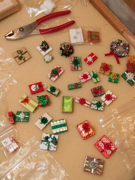 Presents for Christmas. Teeny tiny gift boxes! Minature Christmas Diy, Diy Miniature Christmas House, Dollhouse Miniatures Christmas, Tiny Christmas Decorations, Miniature Christmas Crafts, Mini Gifts Christmas, Christmas Dollhouse Miniatures, Dolls House Christmas, Christmas Dollhouse Diy Ideas