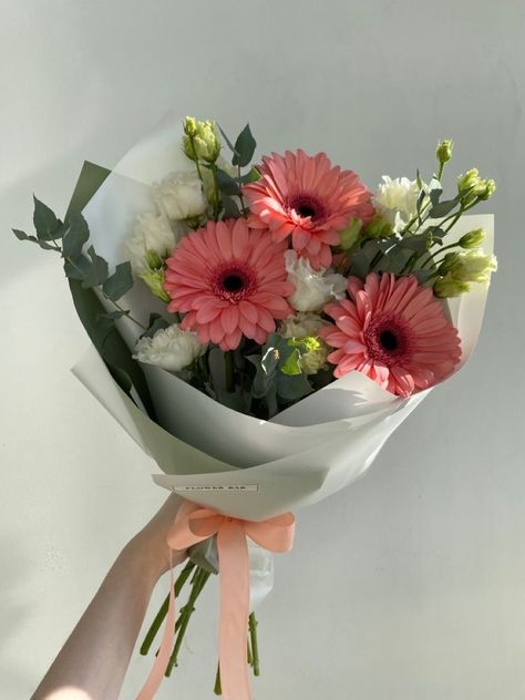 Basic Flower Bouquet, Simple Bouquet Gift, Simple Flowers Bouquet, Small Flower Bouquet Gift, Gerbera Flower Bouquet, Easy Flower Bouquet, Graduation Flowers Bouquet, Flower Bouquet Ideas, Small Floral Arrangements