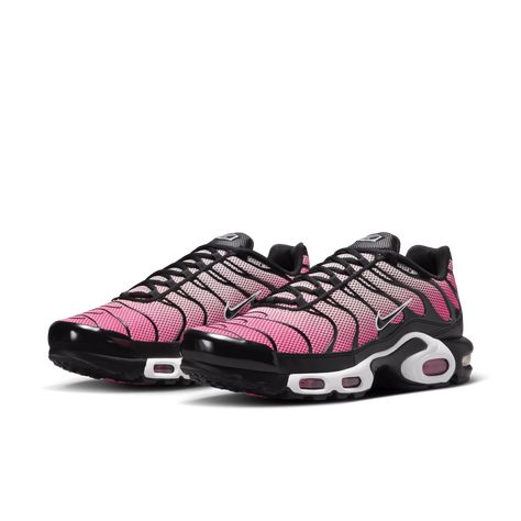 This special version of the Nike Air Max Plus lets you continue the energy off the pitch. The Pastel Pink is a nod to the colour of boots worn by the best footballers for the world's biggest tournaments. The gradient design pairs with flame-like caging for defiant style, while the breathable construction and Max Air units in the forefoot and heel give you a tuned Nike Air experience that offers stability and unbelievable cushioning. Benefits:Synthetic upper with lightweight mesh adds breathabil… Nike Tn, Nike Air Max Tn, Gradient Design, Rose Pastel, Air Max Plus, Nike Air Max Plus, Nike Store, Air Max, Nike Air Max