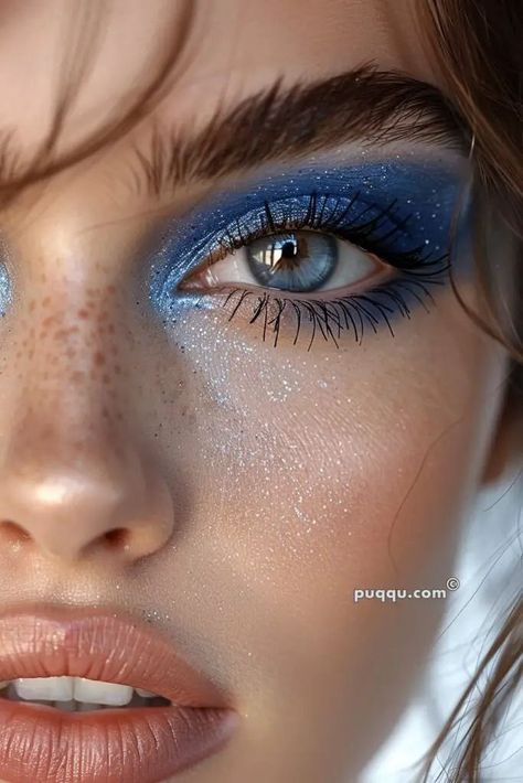 European Makeup, Colorful Eye Makeup Tutorial, Festival Eye Makeup, Blue Eyeshadow Makeup, Eye Makeup Guide, Monolid Eye Makeup, Blue Eyeshadow Looks, Everyday Eye Makeup, Bold Eye Makeup