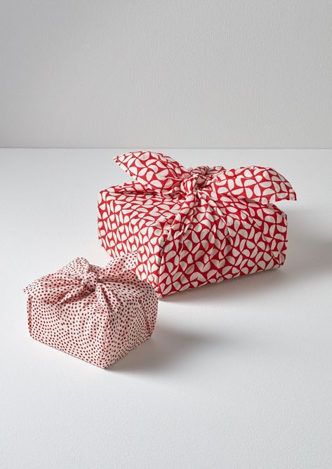 Wrap Christmas Gifts, Sustainable Gift Wrap, Japanese Gift Wrapping, Wrapping Inspiration, Eco Friendly Gift Wrapping, Furoshiki Wrapping, Gift Wrapping Inspiration, Fabric Gift Wrap, Ge Bort