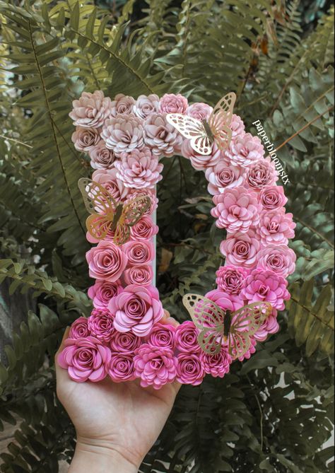 Ombre Wooden Letters, Letter Decoration Ideas, Letter With Flowers, Number Flowers, Paper Flower Letters, Simpul Pita, Diy Flores, Letter Decor, Flower Letter