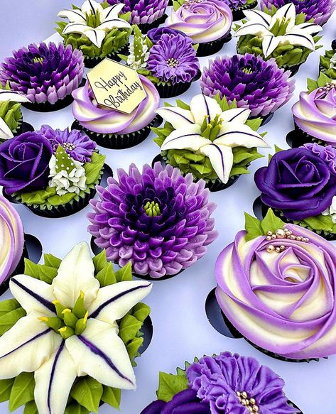 Hibiscus Cupcakes, Cupcake Icing Designs, Buttercream Flowers Tutorial, Purple Cakes Birthday, Cake Decorating Flowers, Purple Cakes, Pretty Cupcakes, Cupcake Cake Designs, Creative Cupcakes