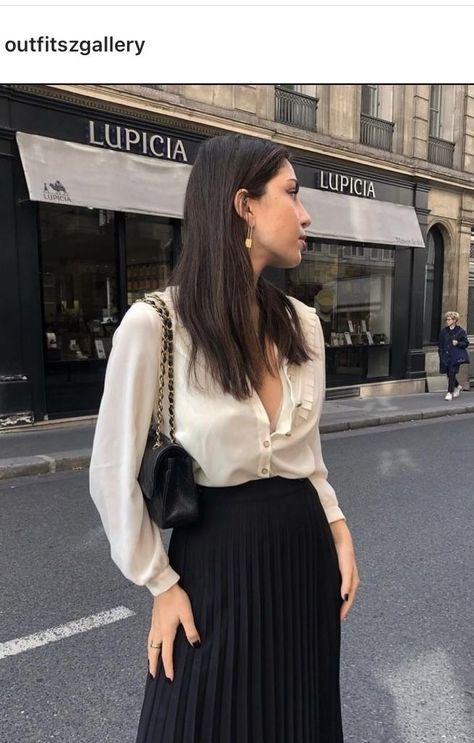 check out these outfits, casual outfits, classy outfits,everyday's outfit Rich Outfits Classy, Silk Blouse Outfit, Expensive Outfits, Rich Outfits, Work Outfits Frauen, Black Skirt Outfits, Sophisticated Outfits, Rock Outfit, Black Pleated Skirt