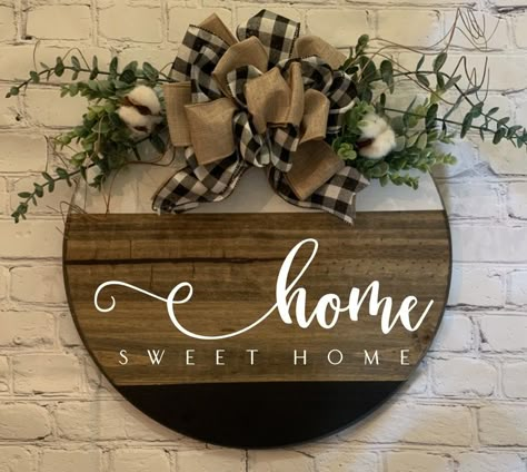 Round Welcome Sign, Welcome Signs Front Door, Idee Cricut, Wooden Signs Diy, Door Signs Diy, Wooden Door Signs, Round Wood Sign, Wood Door Hangers, Diy Wood Signs