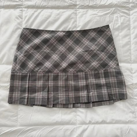 Y2k Pleated Mini Skirt For Summer, 2000s Plaid Skirt Outfit, Y2k Plaid Skirt, Coquette Plaid Skirt, Mini Skirt Depop, Y2k Mini Skirt, Mini Pleated Skirt, Y2k Outfits, Grey Outfit