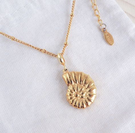 ༄ This 𝗚𝗼𝗹𝗱 𝗡𝗮𝘂𝘁𝗶𝗹𝘂𝘀 𝗦𝗲𝗮𝘀𝗵𝗲𝗹𝗹 necklace is perfect for ocean lovers and those who appreciate unique, nature-inspired jewelry. This necklace features a beautifully nautilus shell or 𝗦𝗘𝗔 𝗕𝗬 ��𝗟𝗢𝗨 shaped pendant, made from high-quality 18k gold plated stainless steel that is both durable and timeless. Also available in silver 🩶 ▼ 18k gold plated stainless steel ▼ Length: 45 cm with extend option to 50 cm. ▼ Pendant is approx. 25 mm . #summernecklace #summerjewelry #summerjewellery #waterpro... Coastal Jewelry, Nautilus Shell, Seashell Necklace, Unique Nature, Waterproof Jewelry, Girl Jewelry, Summer Necklace, Nature Inspired Jewelry, Ocean Lover