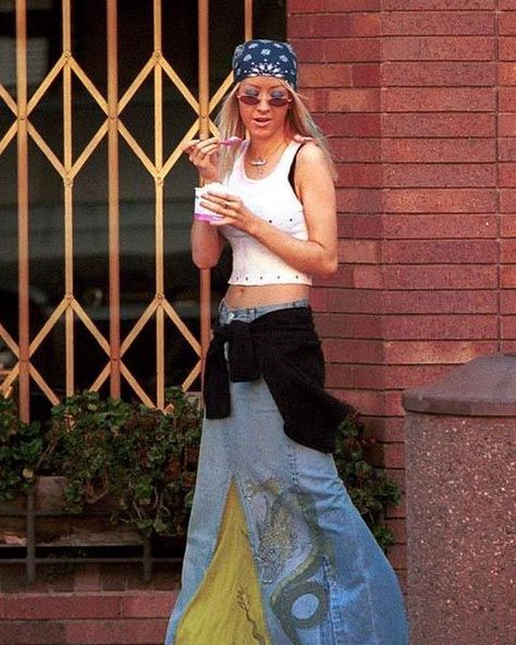 🍦 on Instagram: “Christina Aguilera rocking a long denim skirt in Beverly Hills, 2000” Y2k Long Skirt, Denim Maxi Skirt Outfit, Y2k Denim Skirt, Long Denim Skirt Outfit, Nineties Fashion, Outfits 2000s, Denim Skirt Outfits, Long Skirt Outfits, Maxi Skirt Outfits