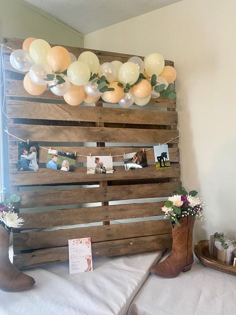 Bridal Shower Ideas Country Decorations Rustic Chic, Bridal Shower Pallet Backdrop, Wedding Shower Pallet Ideas, Boots And Bubbly Shower Ideas, Western Theme Wedding Shower Ideas, Boho Cowgirl Party Decor, Bridal Shower Pallet Ideas, Western Bridal Shower Backdrop, Western Chic Bridal Shower Ideas