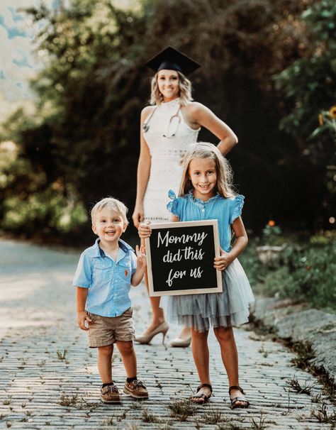 Nursing School Graduation Cap Mom, Nurse Graduation Pictures With Family, Nursing School Photoshoot Photo Ideas, Nursing School Graduation Pictures With Family, Graduation Pics With Kids, Graduation Photoshoot Ideas Nursing, Graduation Pics With Family, Single Mom Graduation Pictures, Nurse Graduation Pictures With Kids