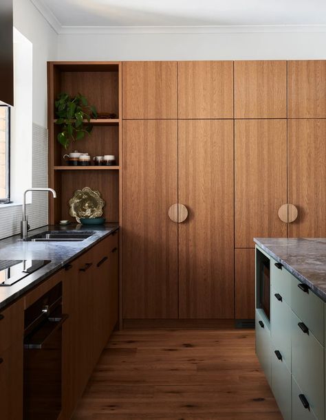 A Reimagined Blonde Brick House With ‘Mid-Century Vibes’ Blonde Brick House, Blonde Brick, Top Kitchen Trends, Timber Kitchen, Mid Century Modern Kitchen, Melbourne House, Top Kitchen, House Studio, Mid Century Kitchen