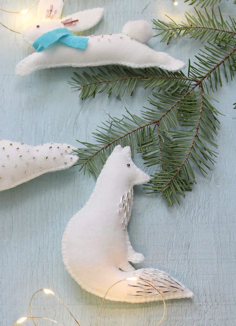 Have a Woodland Christmas Tree Theme? Make some felt woodland ornaments! Check out the blog for DIY felt animal ornaments, including this DIY Felt Fox Ornament! Lots of adorable woodland ornament DIY on the blog. Easy DIY felt Christmas tree ornament ideas featuring woodland felt ornaments. Christmas Animal Ornaments, Xmas Felt Decorations, Felt Christmas Decorations Patterns Free, Felt Animal Ornaments, Tree Ornament Ideas, Crafternoon Ideas, Diy Felt Animals, Felt Woodland, Felt Garlands