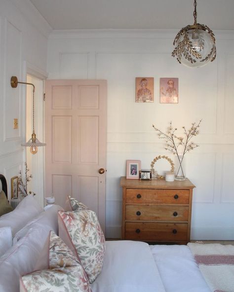 Small Pinterest Room, Costal Grandma Interior Design, Cheap Apartment Makeover, Green And Pink Cottage Bedroom, Neutral Eclectic Home, Cozy Home Decor Aesthetic, Antique Eclectic Bedroom, Neutral Vintage Bedroom, Small Bedroom Setup Ideas